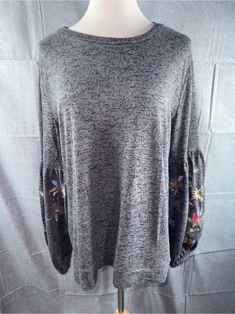 2580-Time and Tru Gray Embroidered Balloon-Sleeve Tunic